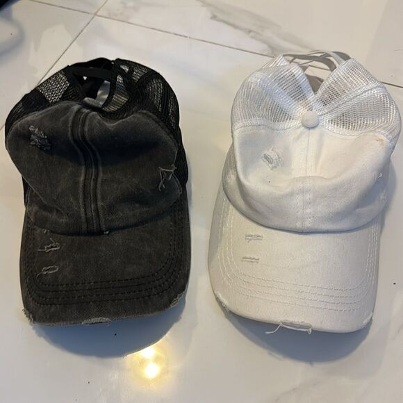 1 Black and 1 white hats #11 - Picture 1 of 4